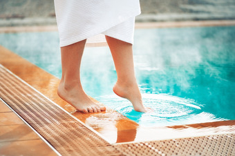 Zehe im Schwimmbad