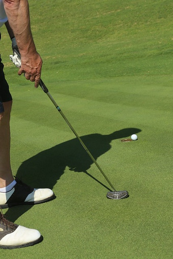 golfer beim putten