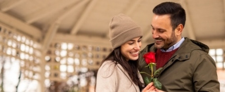 verliebtes paar mit rose