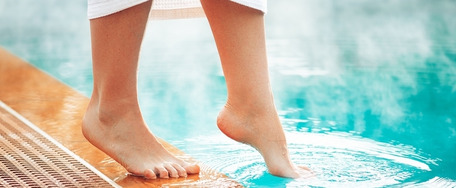 Zehe im Schwimmbad